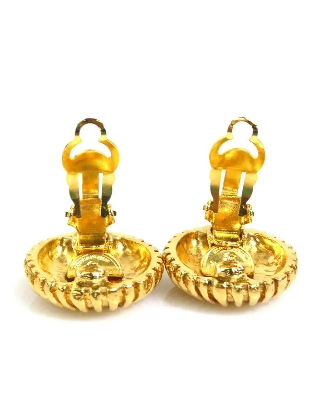 CHANEL elevate your